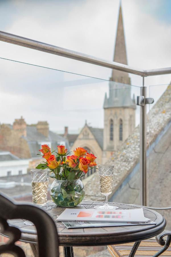 The George Street Hotel Oxford Extérieur photo The view from the balcony of the 1001 Club