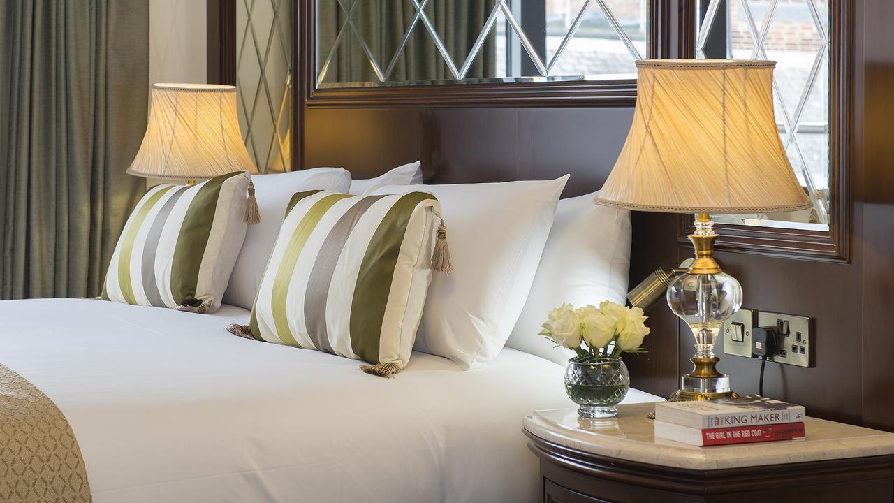 The George Street Hotel Oxford Extérieur photo A bedroom at The Imperial