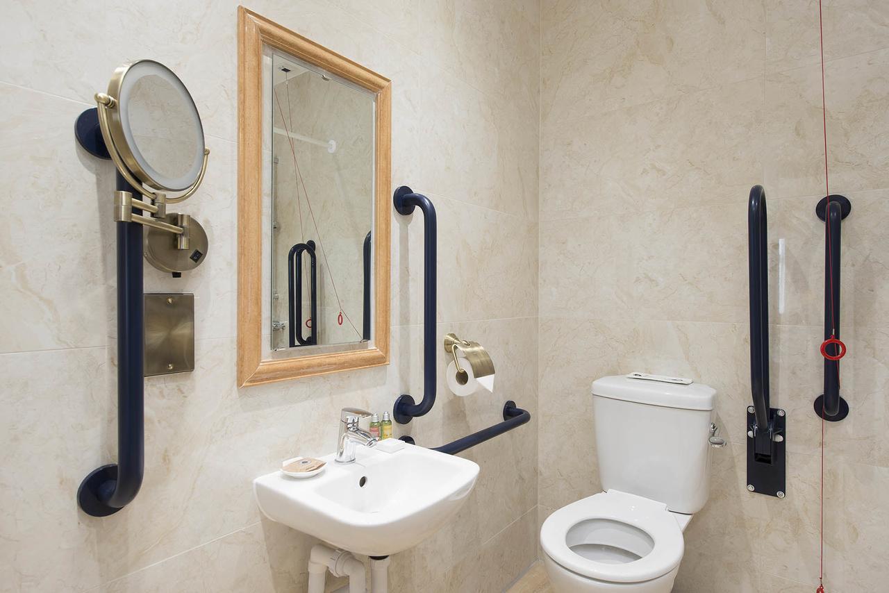 The George Street Hotel Oxford Extérieur photo Disabled toilet with alarm