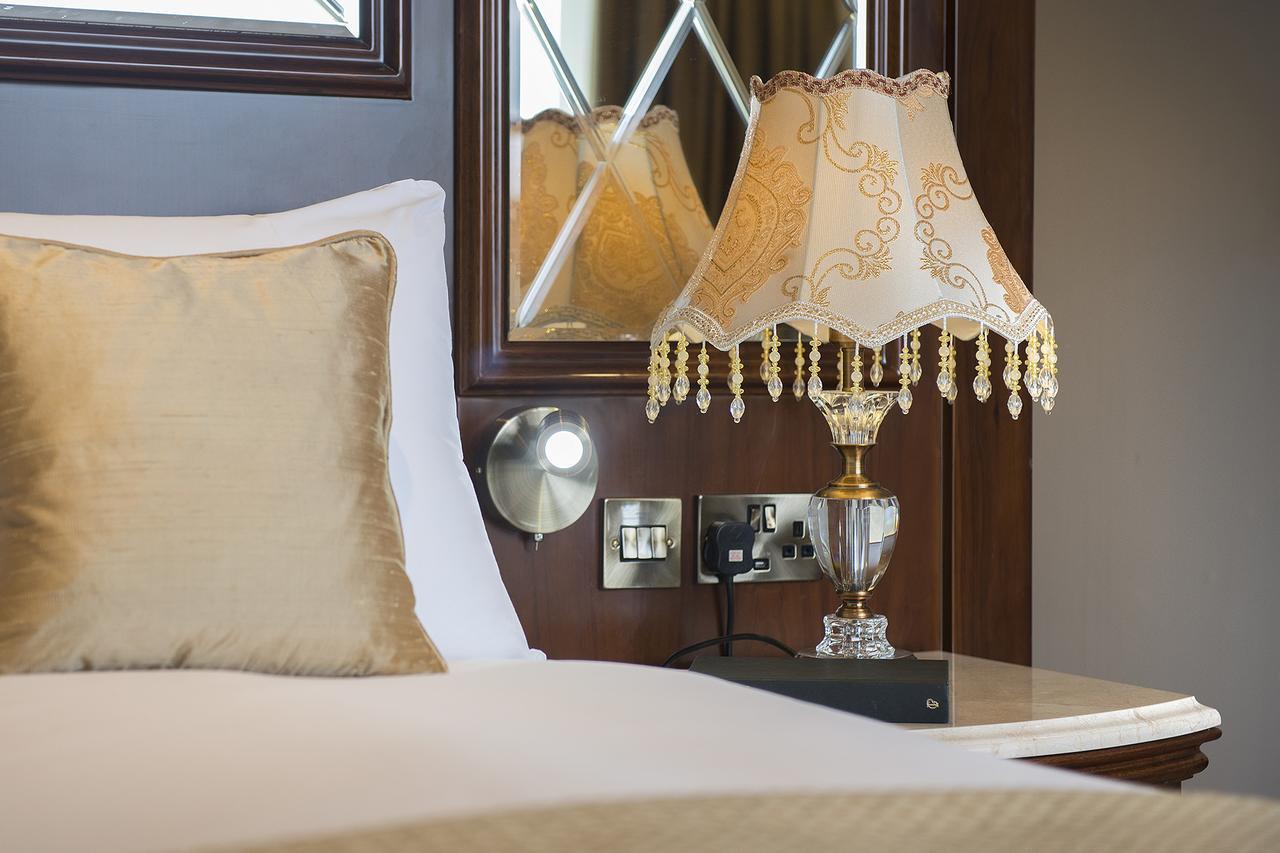 The George Street Hotel Oxford Extérieur photo A table lamp