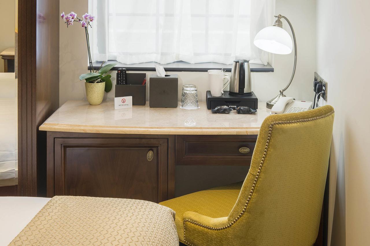 The George Street Hotel Oxford Extérieur photo A desk with a built-in lamp