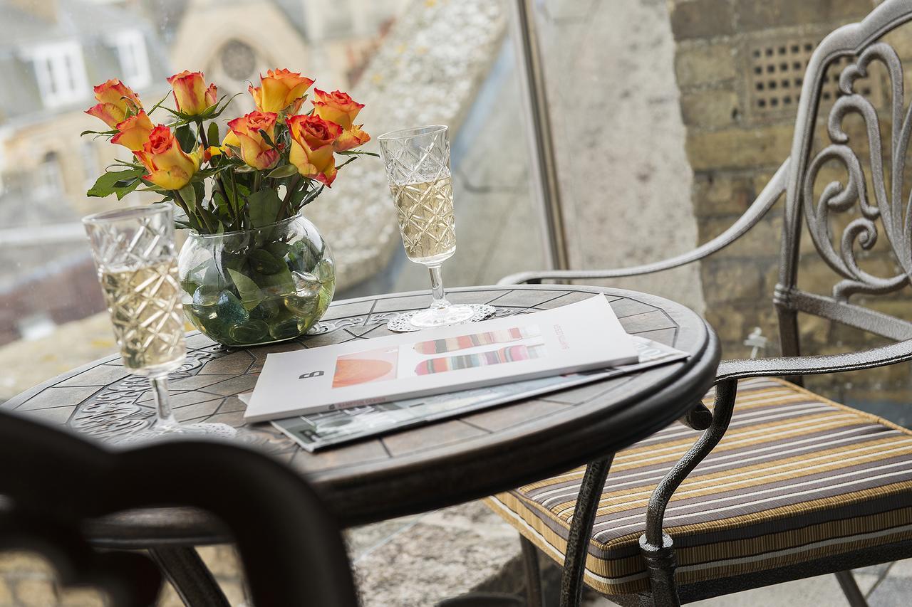 The George Street Hotel Oxford Extérieur photo A bistro table in Paris