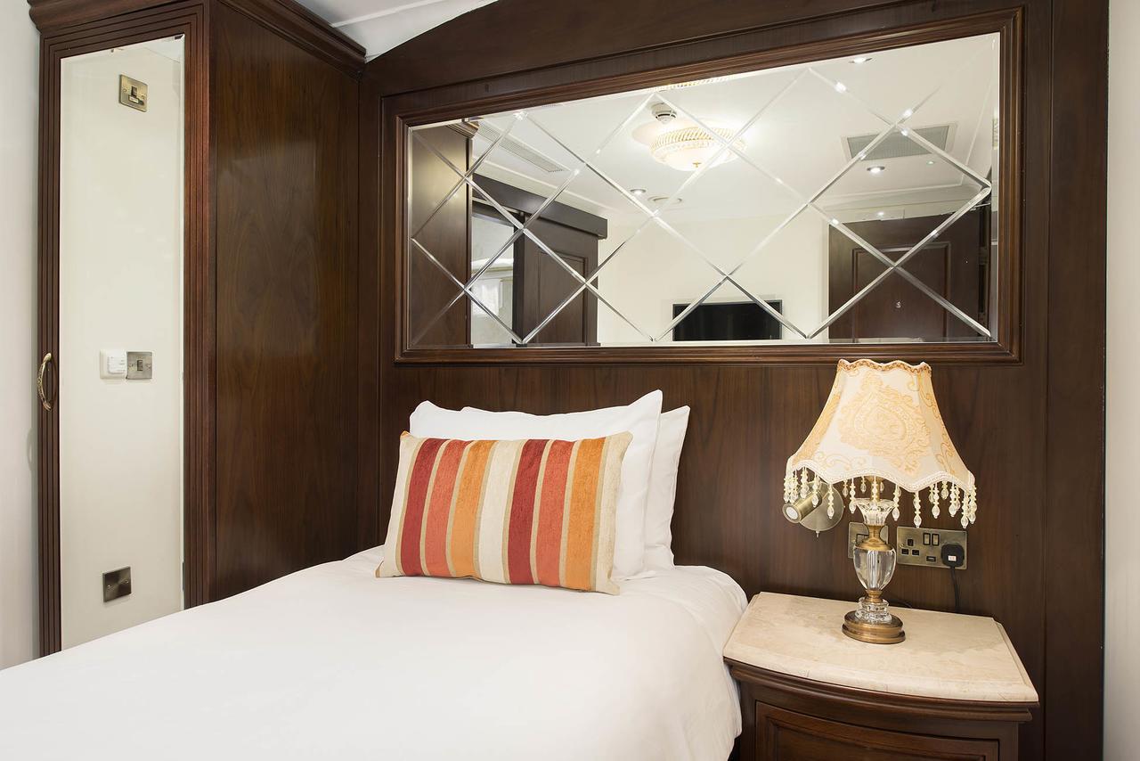 The George Street Hotel Oxford Extérieur photo A single room