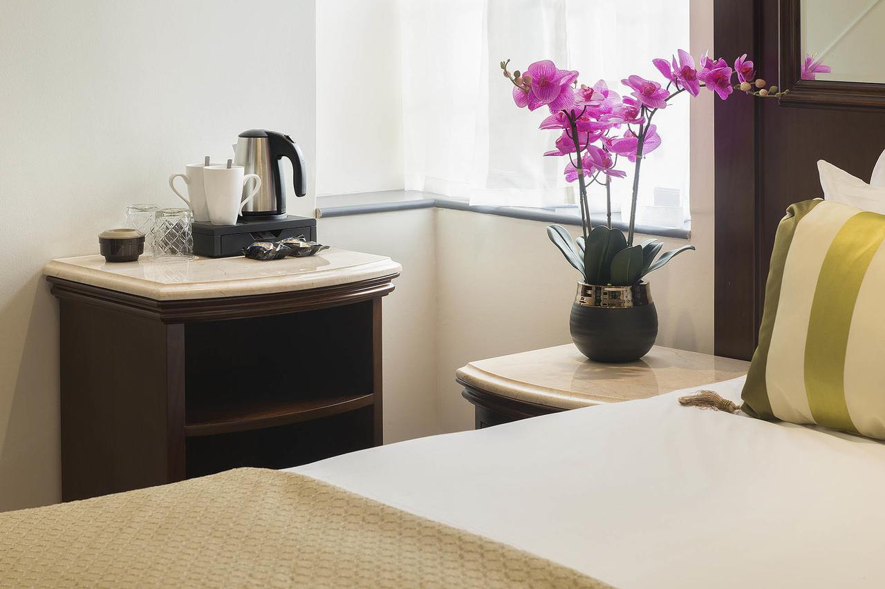 The George Street Hotel Oxford Extérieur photo A tea and coffee making machine in a hotel room