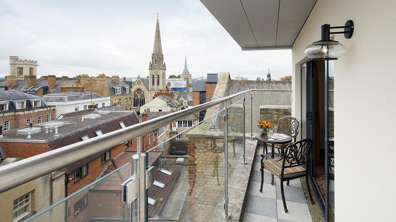 The George Street Hotel Oxford Extérieur photo A balcony in a residential apartment